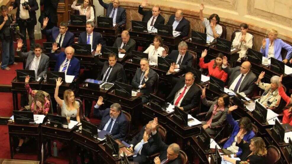 Cimbronazo en el Senado luego de que a mano alzada, la Cámara alta aprobó un aumento en sus dietas