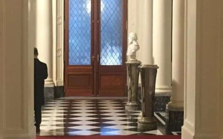 Reubicaron el busto de Néstor Kirchner en Casa Rosada para poner el de Menem en su lugar