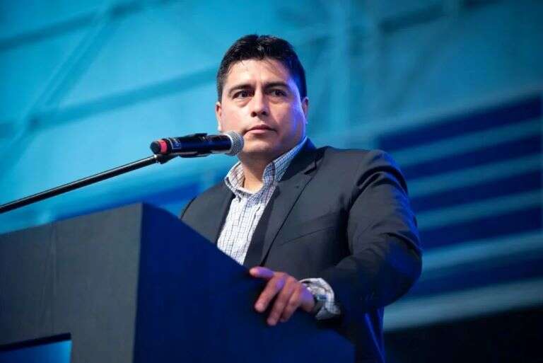 Un gobernador se bajó del Pacto de Mayo