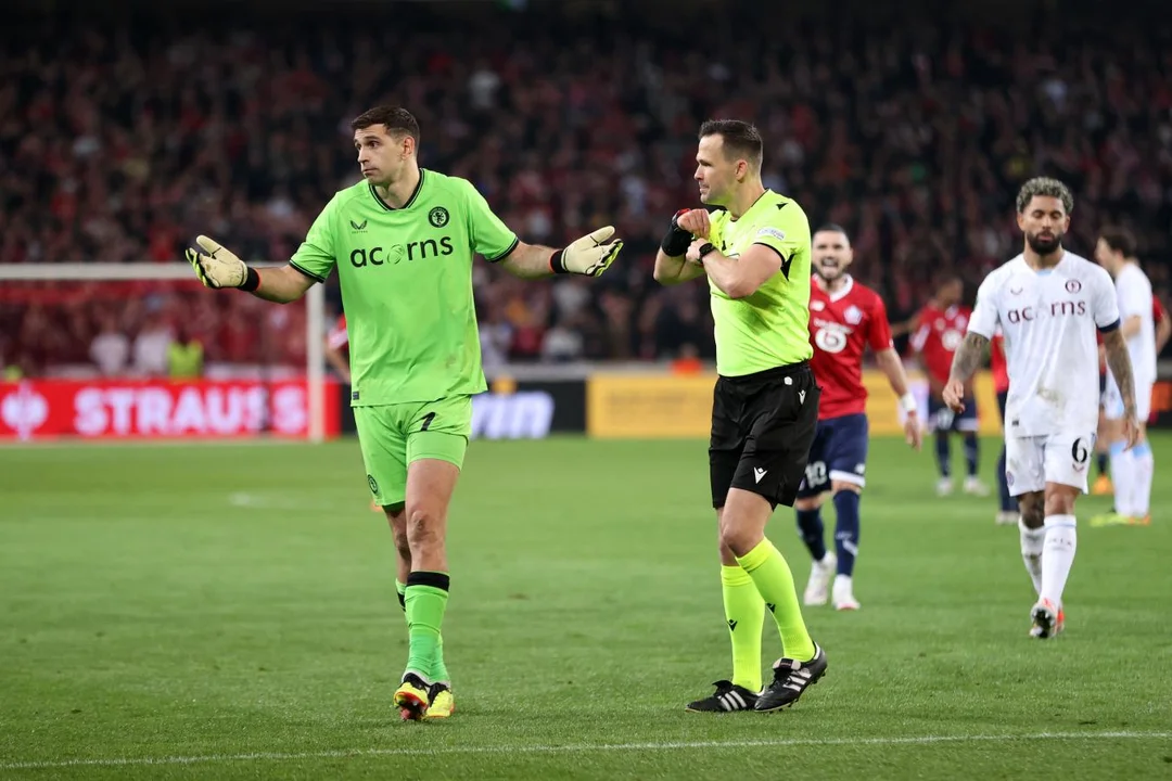 Fútbol: Por qué Dibu Martínez no fue expulsado tras ver la segunda amarilla en Europa League