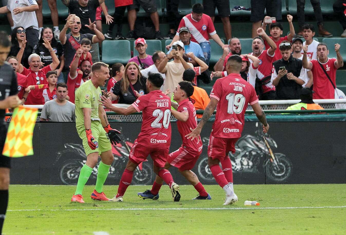 Fútbol: Argentinos le ganó a Defensa por penales y es el primer semifinalista