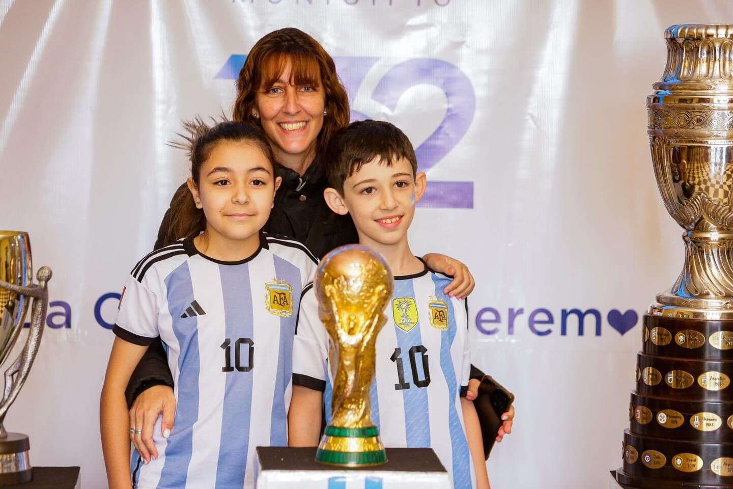 Más de 15.000 personas celebraron el aniversario de Santa Rosa con la exhibición de la Copa del Mundo, la Copa América y la Finalissima