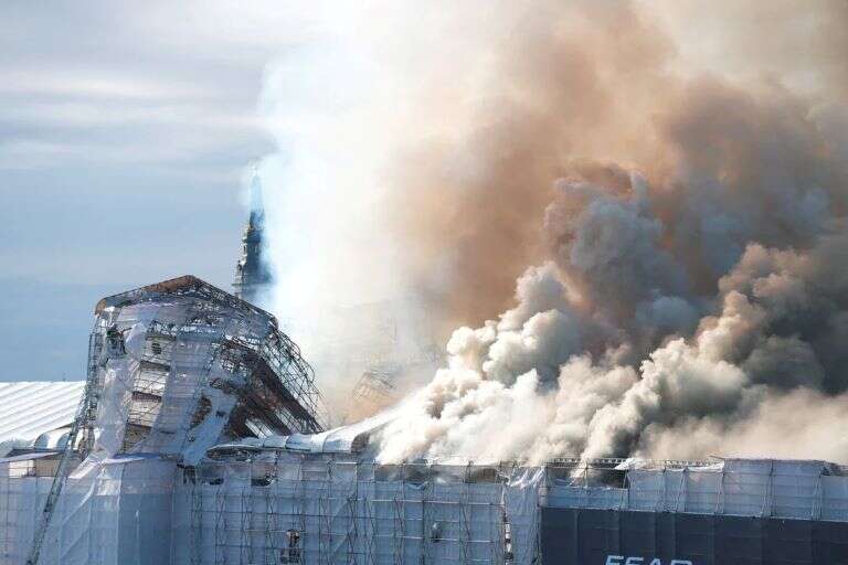 Dinamarca: Incendio y derrumbe en la histórica Bolsa de Copenhague