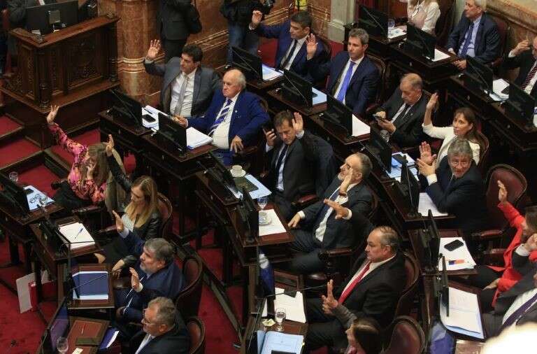 Además del aumento de 165%, los senadores se auto otorgaron un aguinaldo en sus dietas que antes no tenían