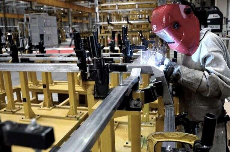 La industria metalúrgica no repunta y en noviembre cayó más de 7%