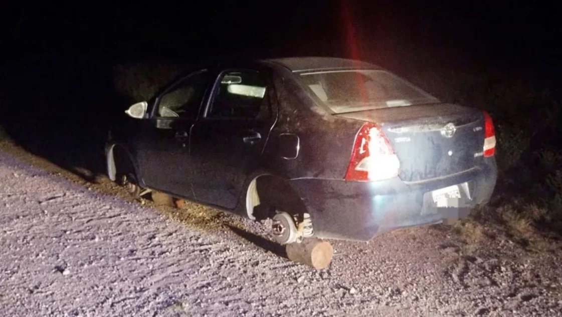 Dejó el auto en la banquina por una falla técnica y lo desmantelaron