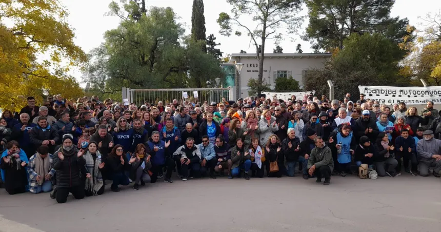 Realizaron el abrazo simbólico a Radio Nacional