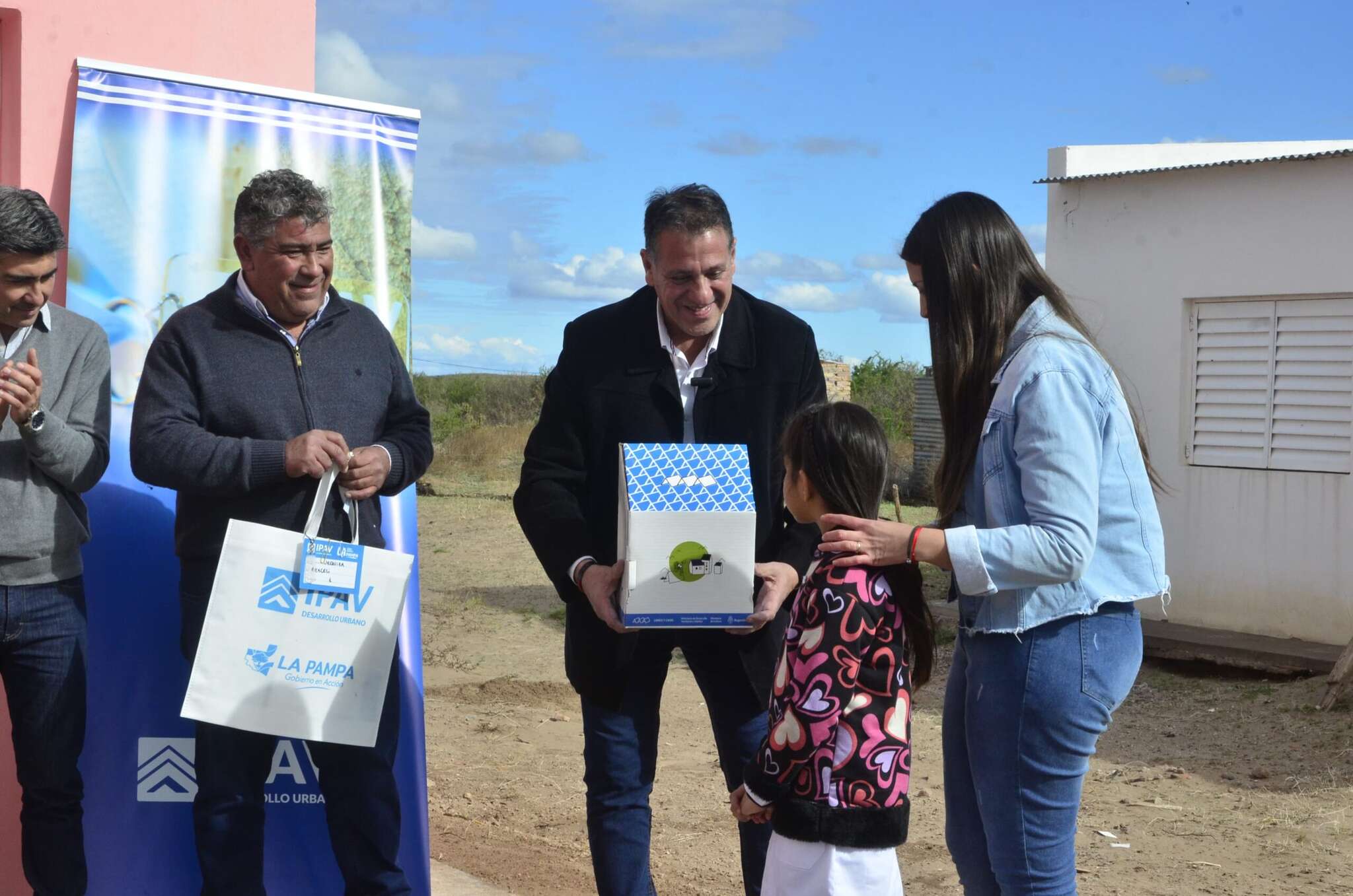 Entregaron vivienda social a una vecina en Limay Mahuida