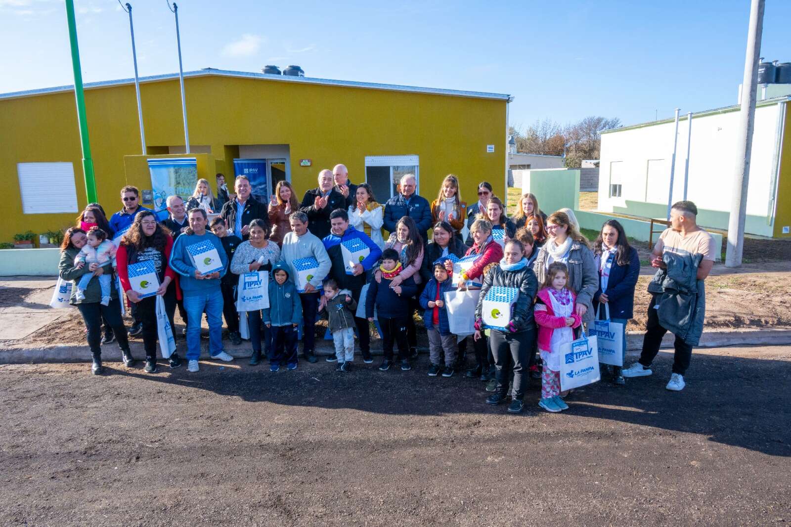 Arata: Doce familias recibieron las llaves de su casa