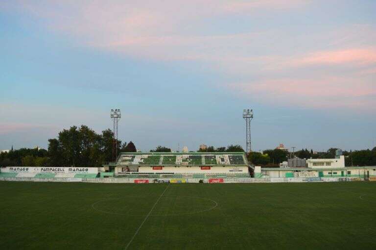 Fútbol: Ferro de Pico recibe a Deportivo Camioneros en busca de tres puntos fundamentales en el Federal “A”