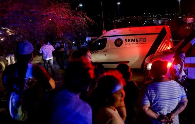 México: Un derrumbe deja al menos 9 muertos en acto de campaña