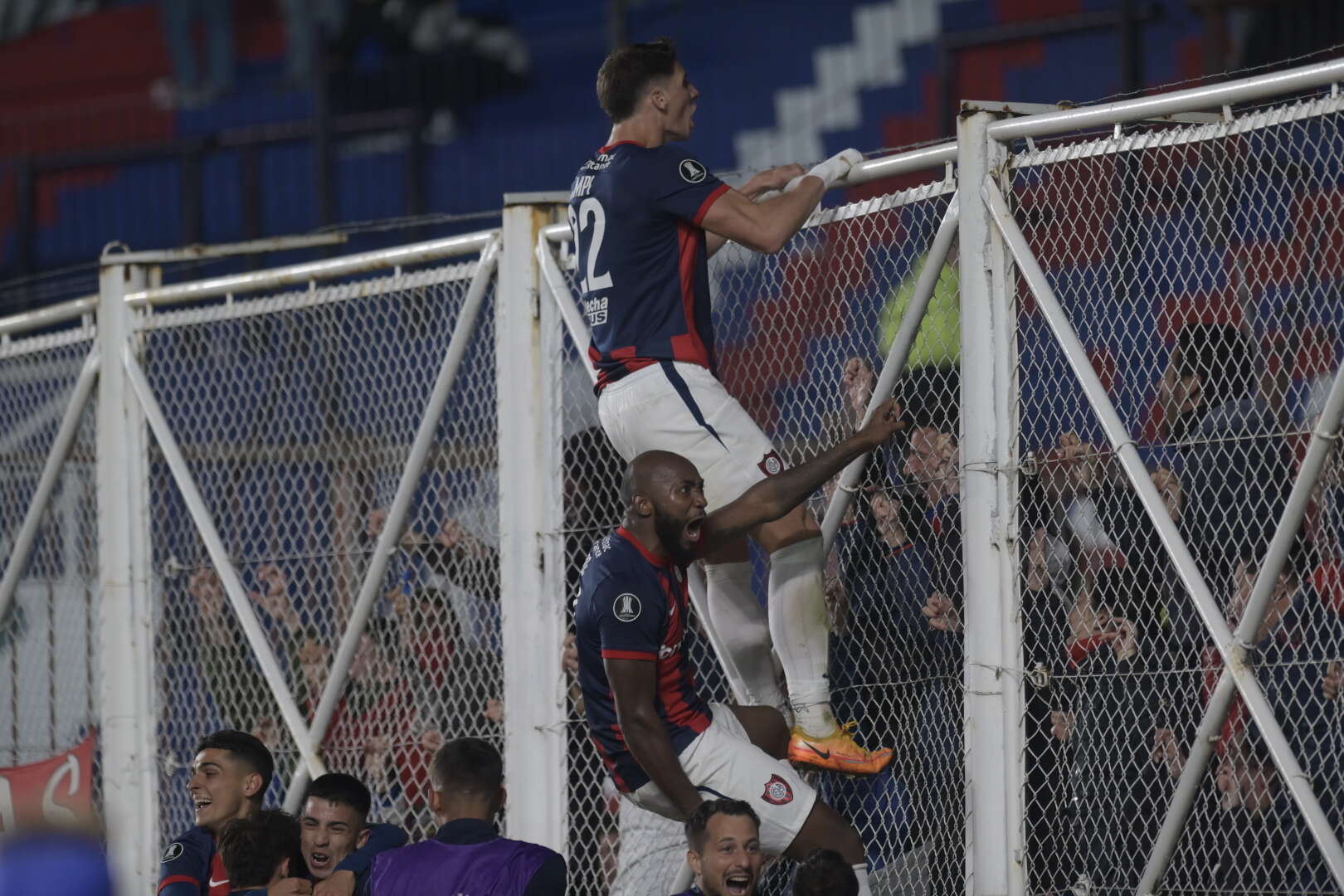 Fútbol: San Lorenzo ganó agónicamente y sigue con vida en la Copa Libertadores