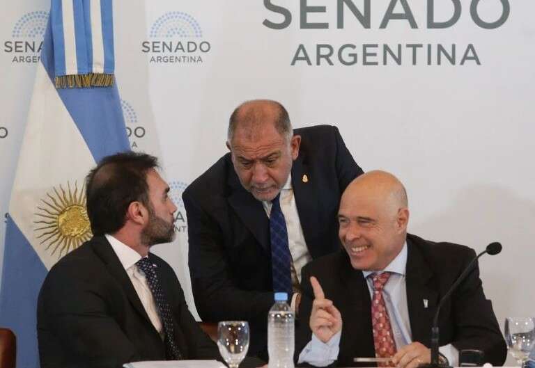 El oficialismo consiguió las firmas y logrará mañana el dictamen para la ley de Bases y paquete fiscal en el Senado