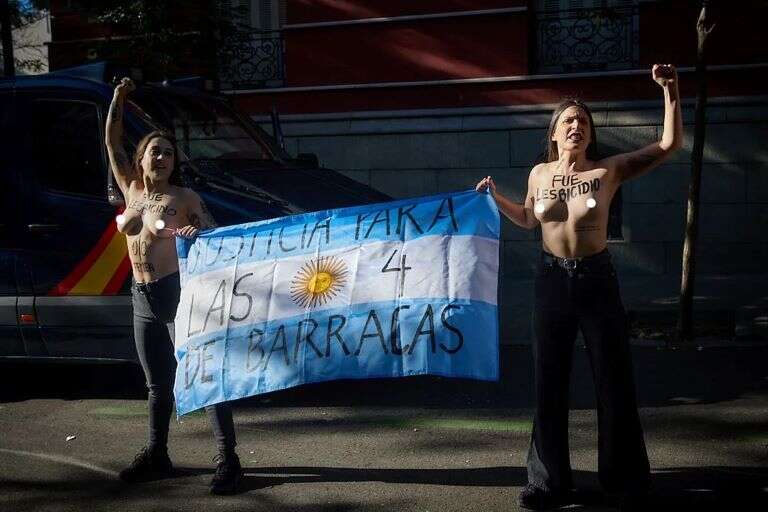 España: Militantes feministas se desnudaron frente a la Embajada argentina en Madrid para repudiar la presencia de Milei