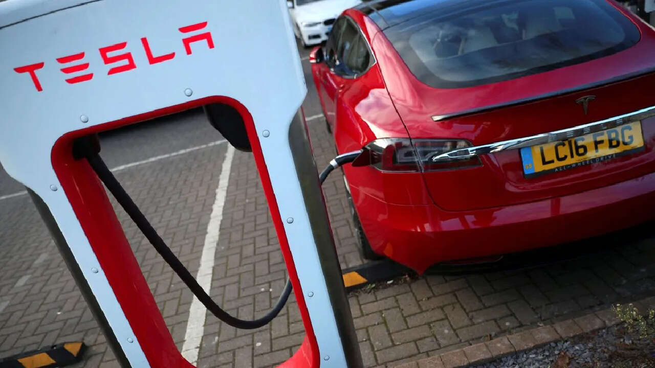 Tras despidos, Elon Musk anunció que Tesla invertirá u$s500 millones en la red de recarga rápida