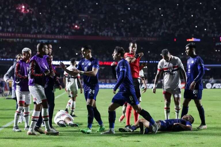 Fútbol: La Policía de Brasil golpeó a un jugador de Talleres y hay dos demorados