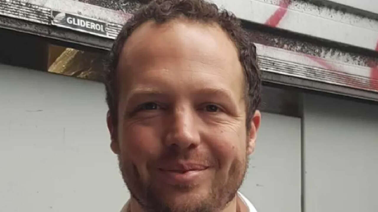 Quién es Dan Saunders, el mozo australiano que se convirtió en millonario por un error en los cajeros automáticos