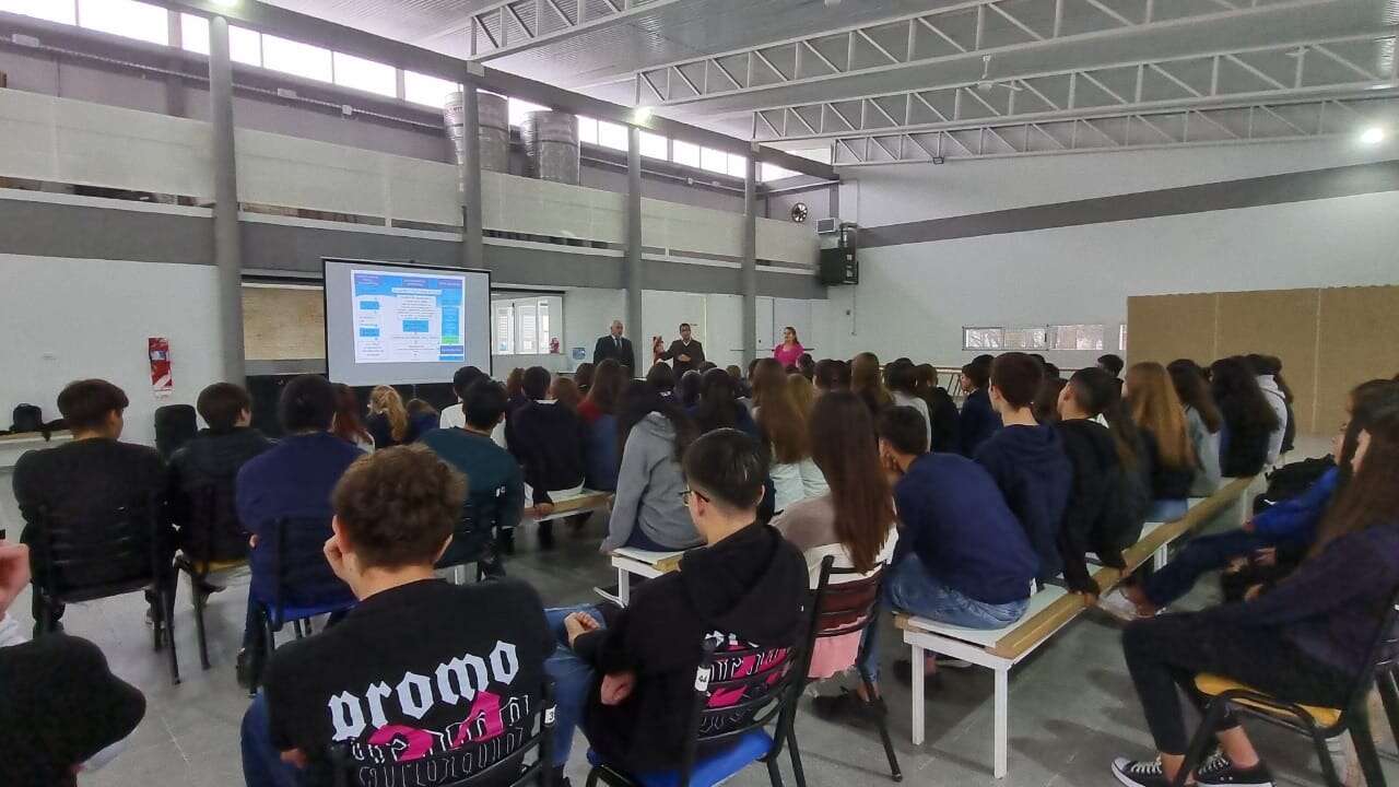 Charla de funcionarios judiciales en el colegio secundario agropecuario de Arata