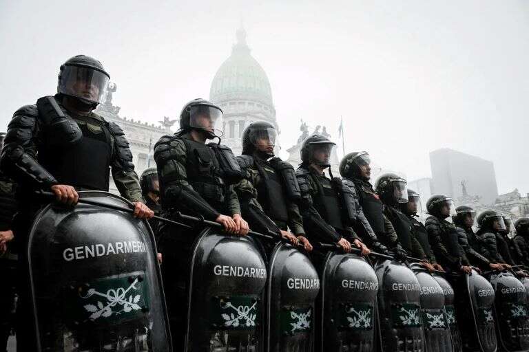 CABA: Tensión en el Congreso entre fuerzas federales y manifestantes, cinco diputados peronistas fueron asistidos