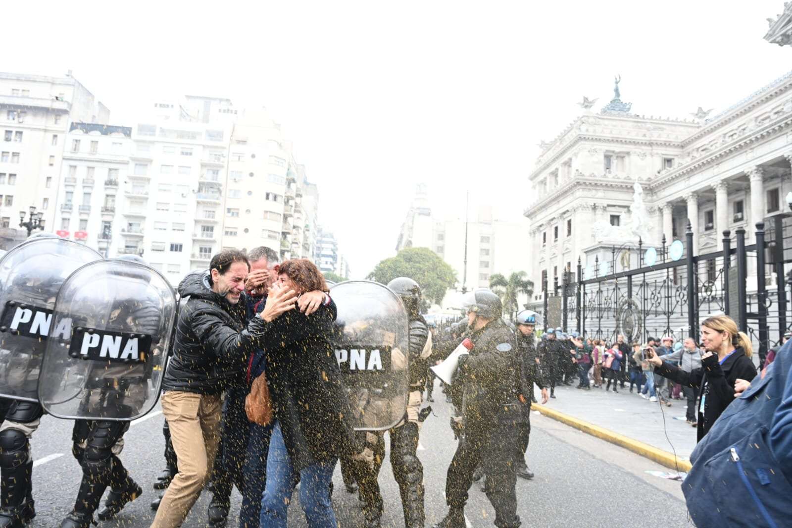Unión por la Patria denunció a Patricia Bullrich por el ataque que sufrieron sus diputados frente al Congreso