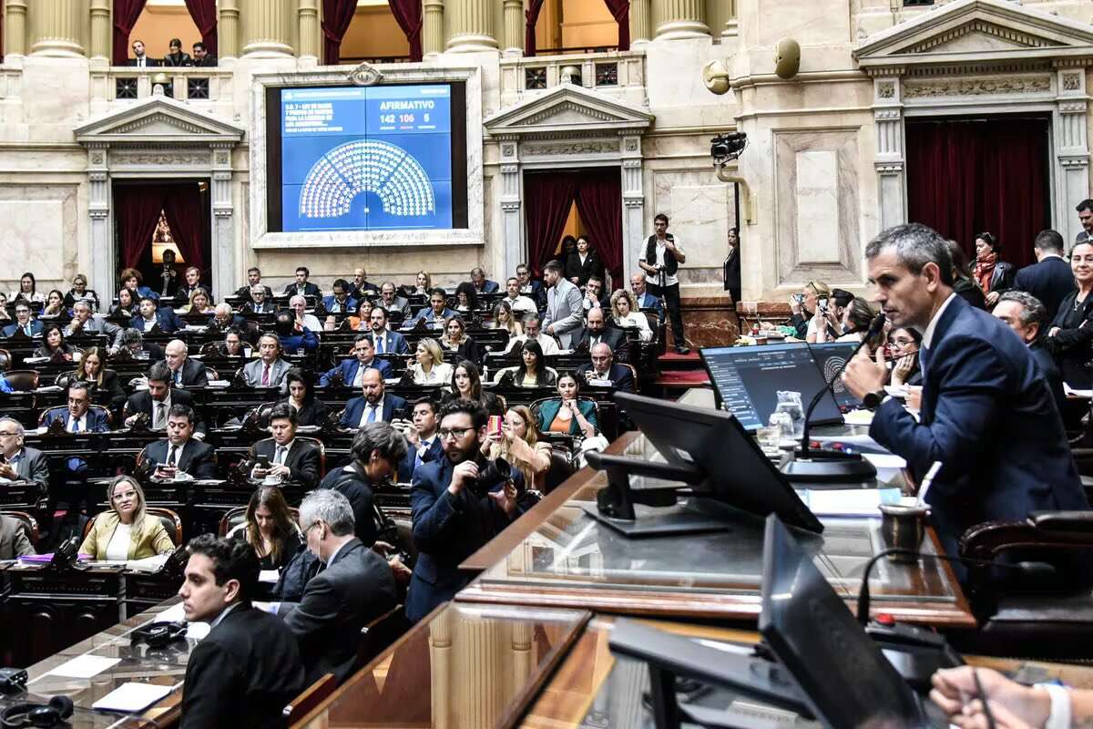 Ley Bases: El Gobierno aceptó dejar afuera las privatizaciones de Aerolíneas Argentinas, Correo y medios públicos