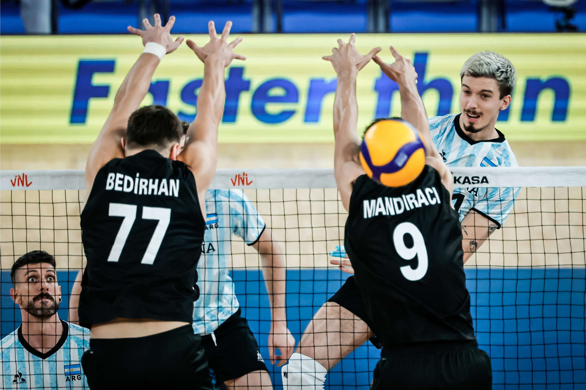 Voleibol: Argentina venció a Turquía y está a un paso de París 2024