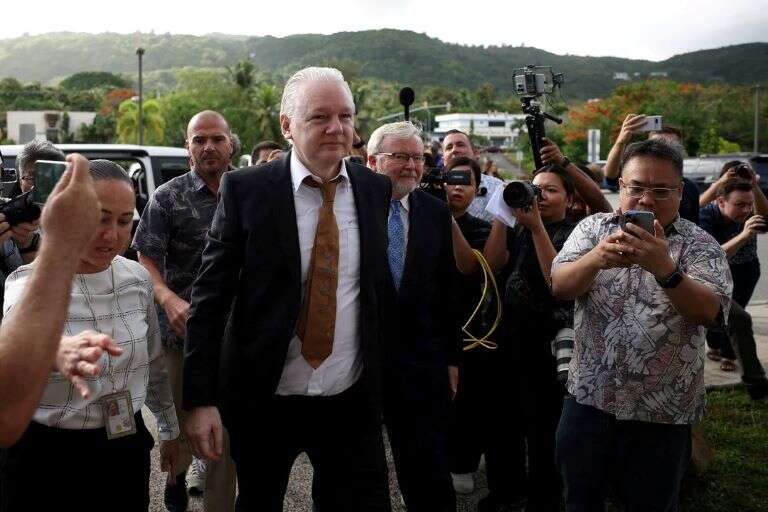 Australia: Apasionante recibimiento a Julian Assange luego de quedar en libertad