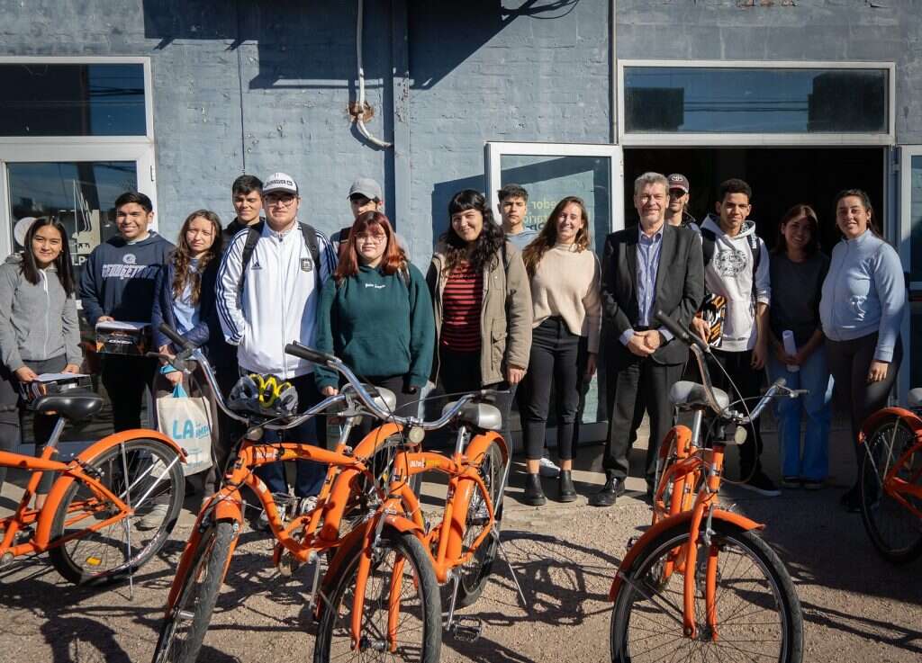 La UNLPam entregó bicis y subió el valor de las becas a estudiantes un 125% y 270%