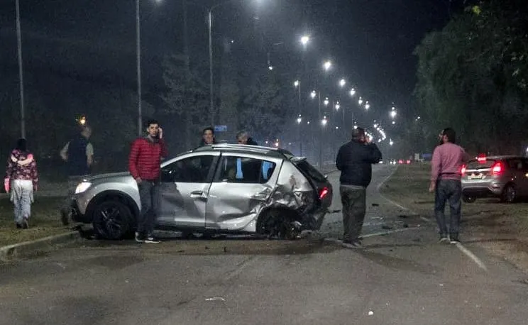 Una mujer herida tras un fuerte choque en la Avenida Perón