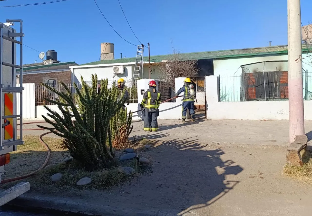 Toay: Voraz incendio de una vivienda a causa de un cargador