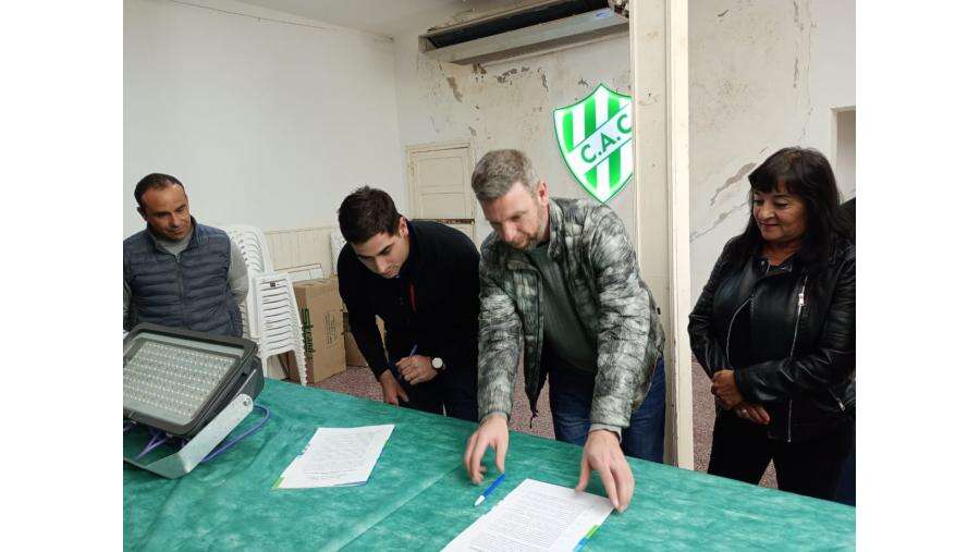 Entregaron luminarias led para el Club Atlético Catriló