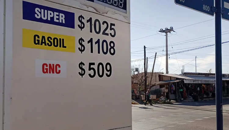 Â¿Cuánto aumentarían los combustibles en agosto si se actualizan los impuestos?