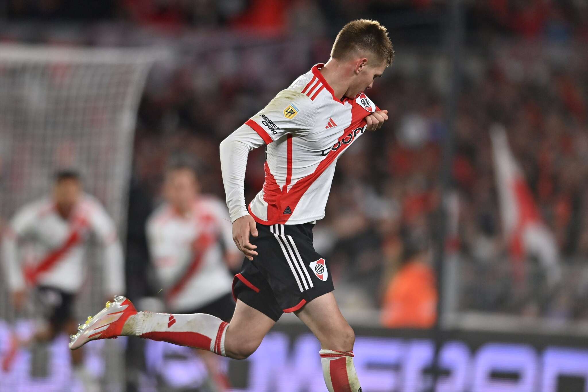 Fútbol: River lo ganó sobre el final con un golazo de Mastantuono