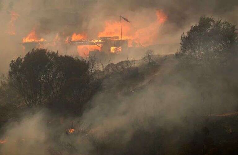 Grecia: Bomberos luchan por segundo día contra un incendio en la isla de Kos
