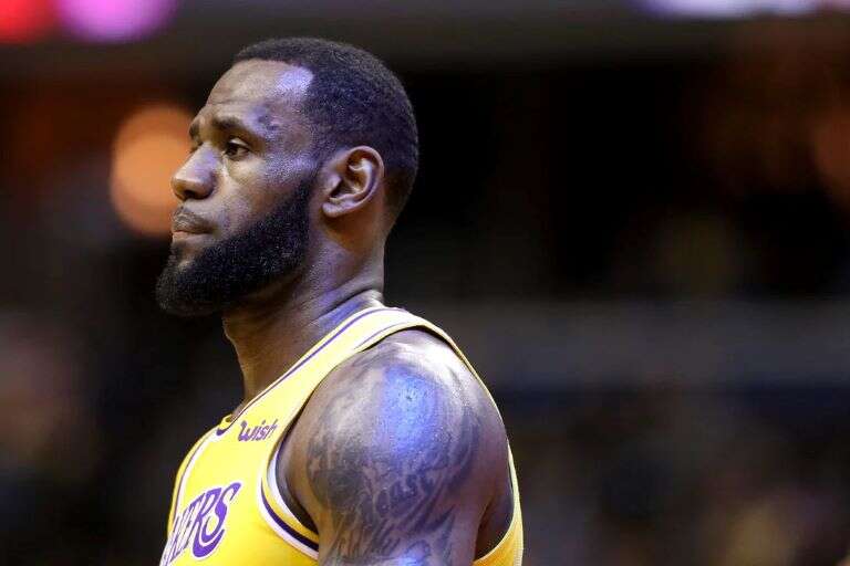 Básquetbol: LeBron James renueva con los Lakers por el máximo salarial