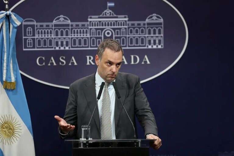 Adorni: “Macri se quedó sin nafta”
