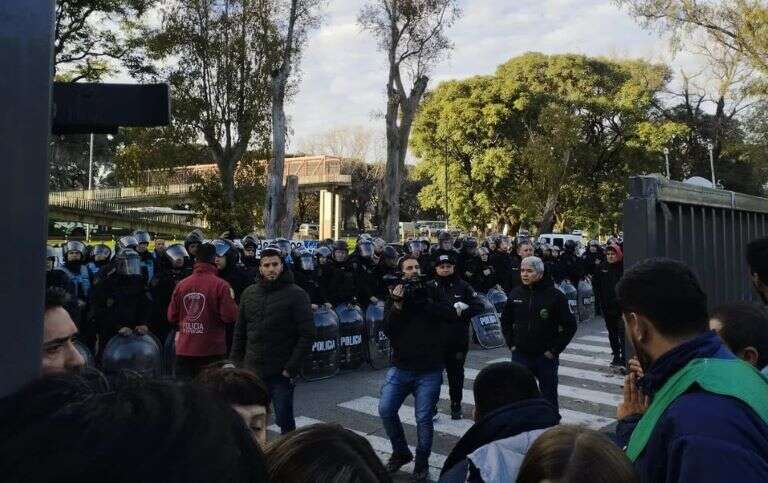 Trabajadores del INTI se concentraron en repudio a los despidos y el cierre de sedes regionales en todo el país