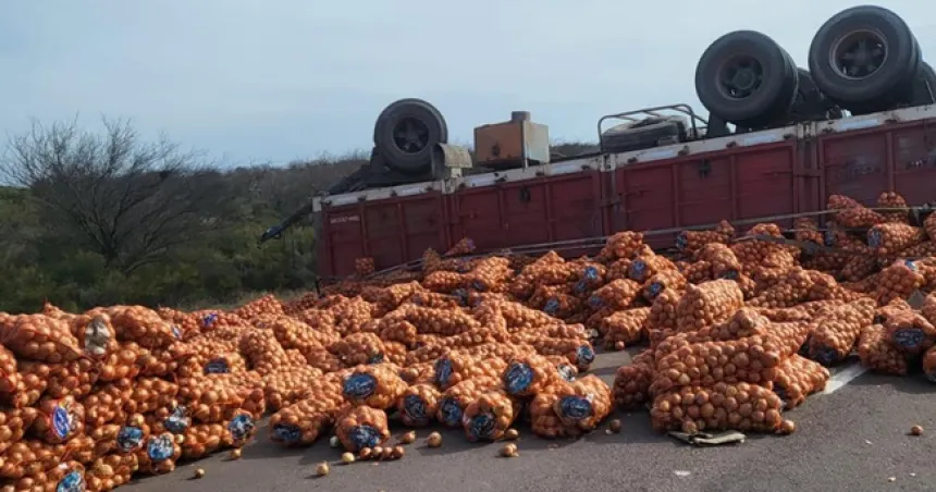 Un camión con cebollas volcó en la ruta NÂº154
