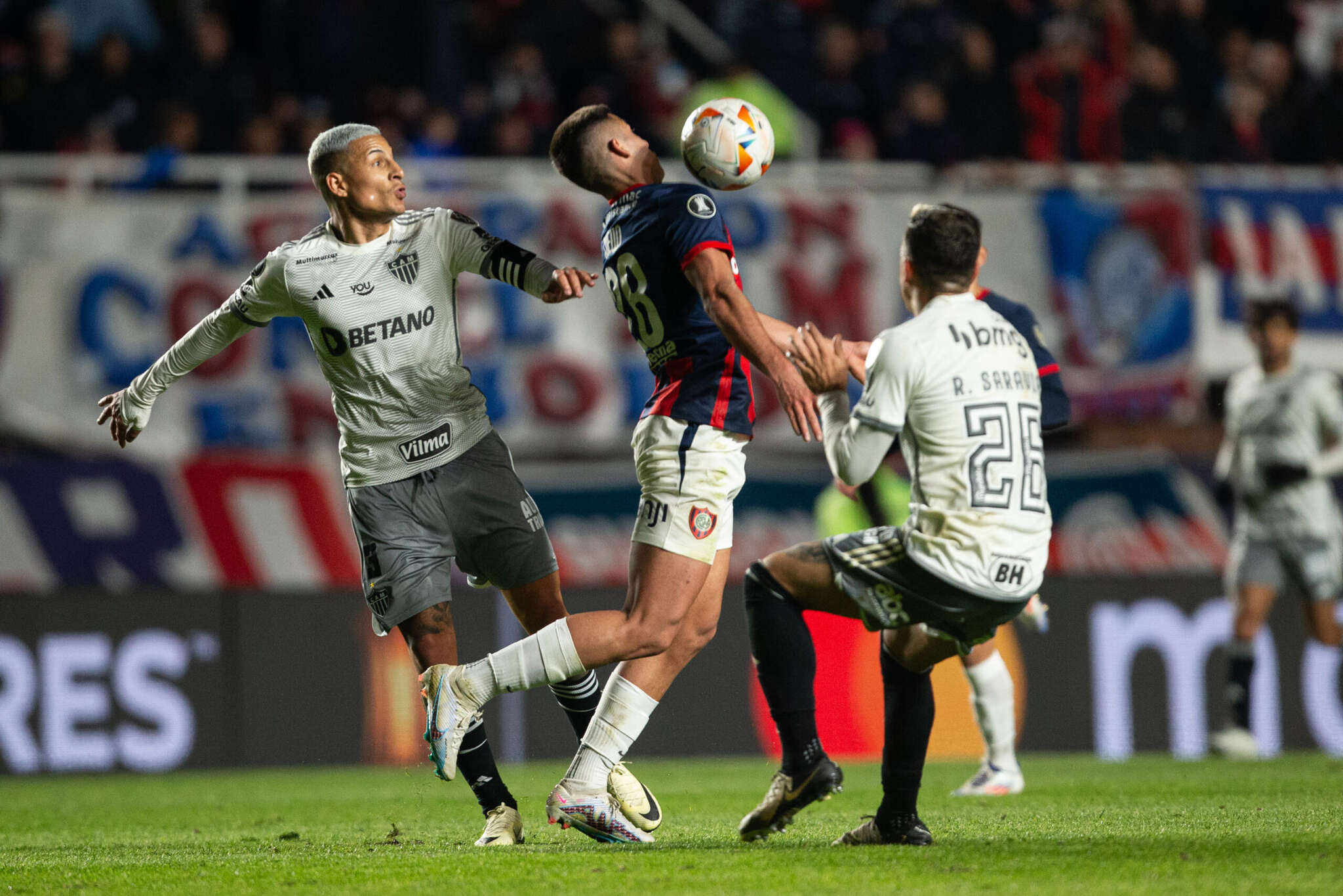Fútbol: San Lorenzo mejoró su imagen pero se le escapó el triunfo ante Atlético Mineiro