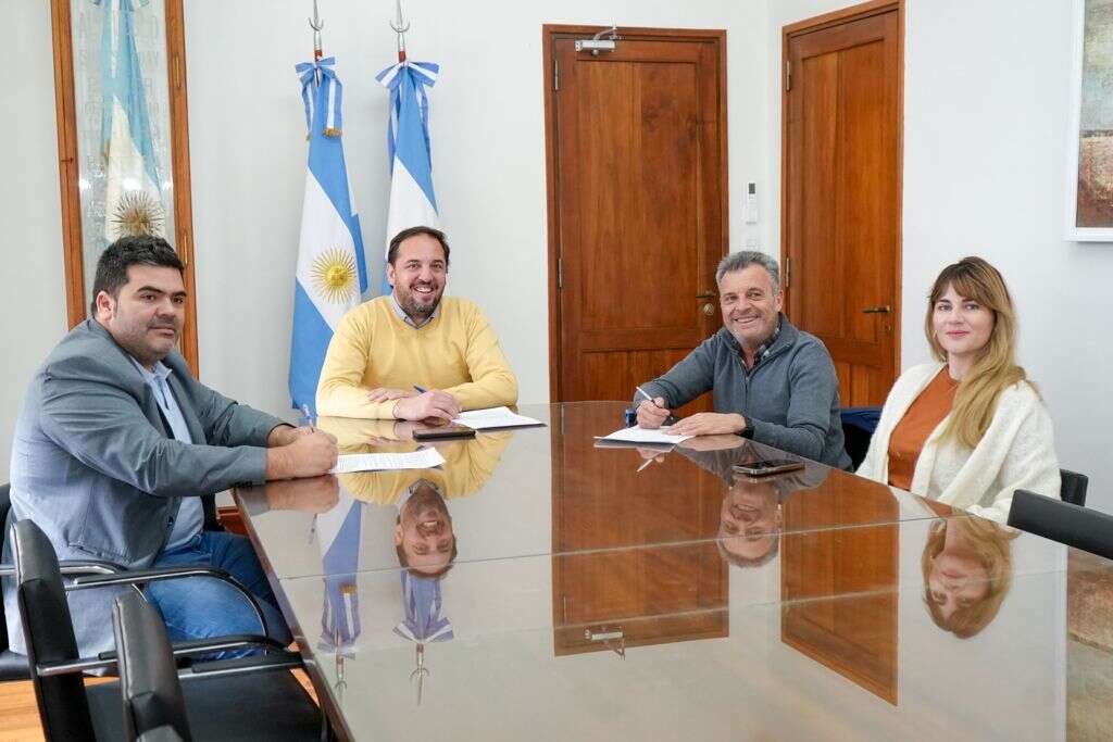 Santa Rosa: Di Nápoli firmó un aumento salarial con los choferes del EMTU