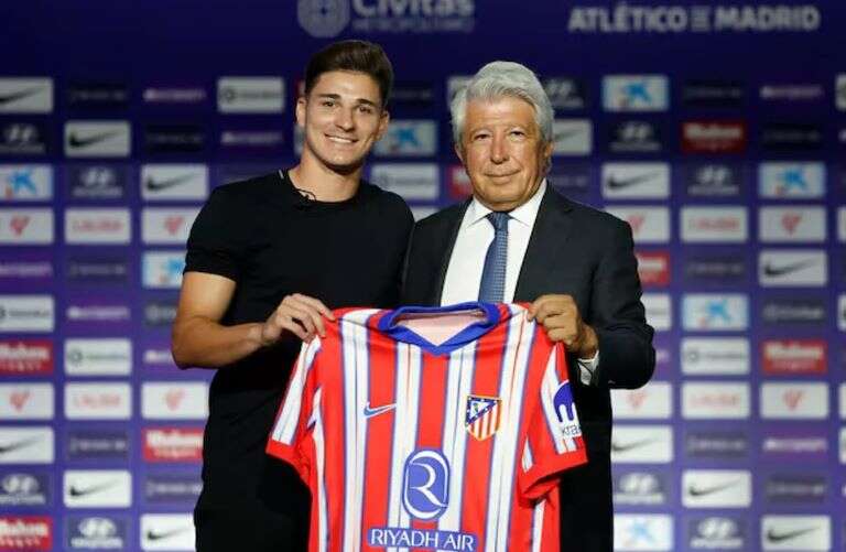 Fútbol: “No me siento un superhéroe por haber conseguido el mundial”, dijo Julián Ãlvarez al ser presentado en el Atlético de Madrid
