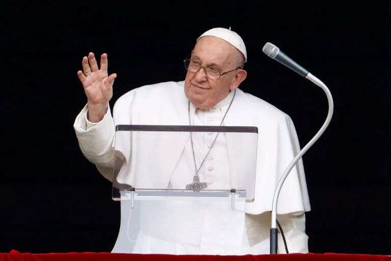 Vaticano: El papa Francisco presentó una “ligera mejoría” y permanece “estable”