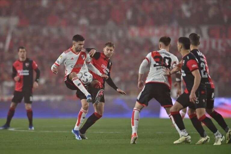 Fútbol: River igualó ante NewellÂ´s y no pudo prenderse en la lucha del campeonato