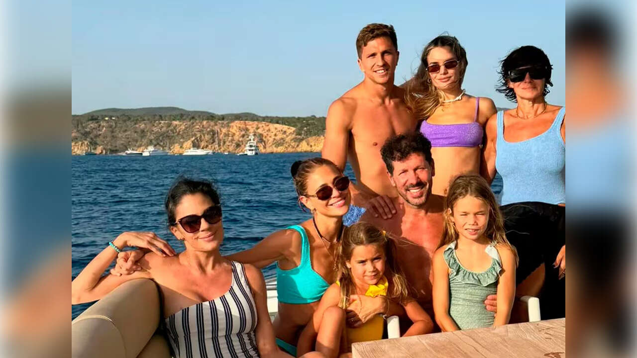 Eva Bargiela y Gianluca Simeone pasearon por Ibiza con la familia del jugador: “Vitamina de mar”