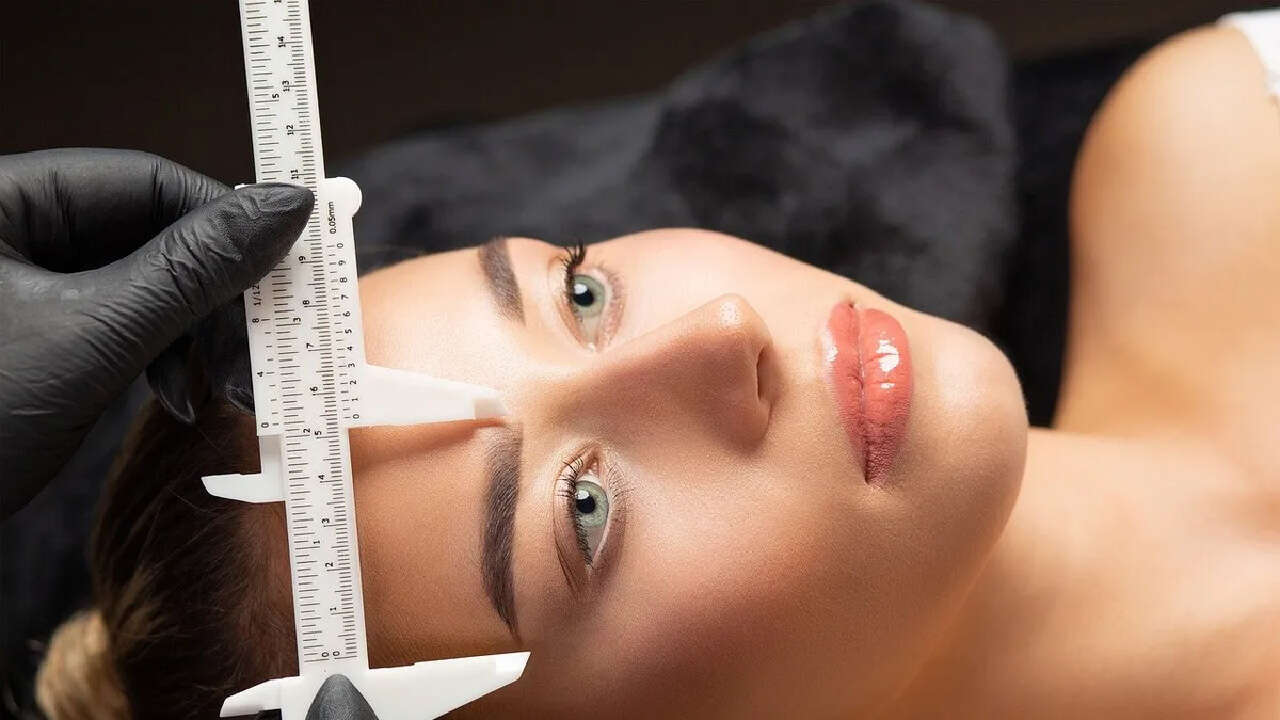 Un dispositivo que imprime las cejas que más te gusten, según la ocasión: el millonario invento de belleza que marca tendencia