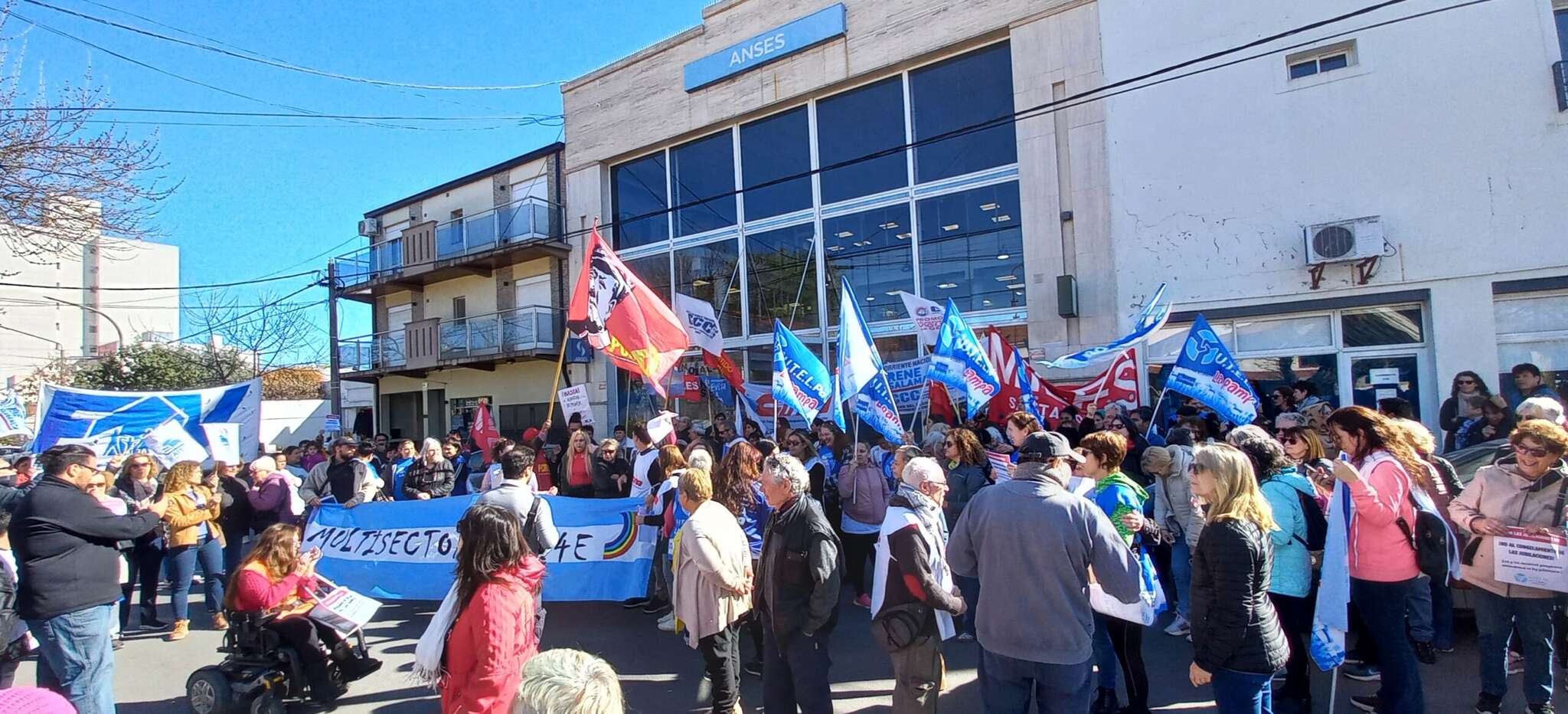 Santa Rosa: Movilización de organizaciones sociales y gremiales contra el veto presidencial por la movilidad jubilatoria