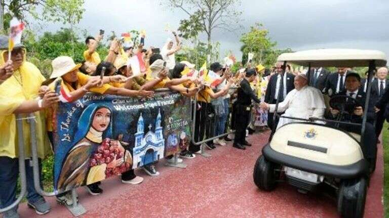 Singapur: El Papa llegó al país y se reunió con miembros de la Compañía de Jesús