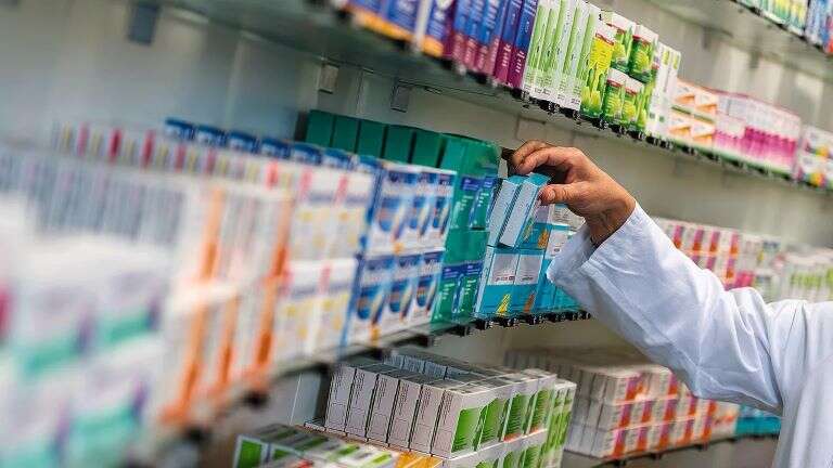 La motosierra en el PAMI rebana los remedios gratuitos a jubilados y asfixia financieramente a las farmacias