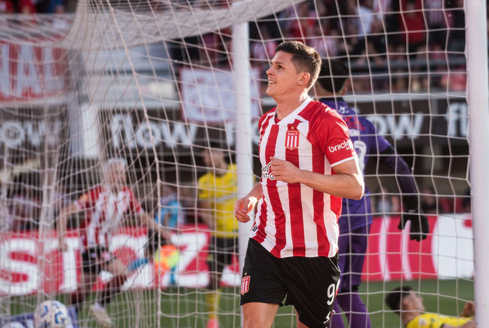 Fútbol: Estudiantes derrotó a Defensa y Justicia y volvió al triunfo tras seis fechas