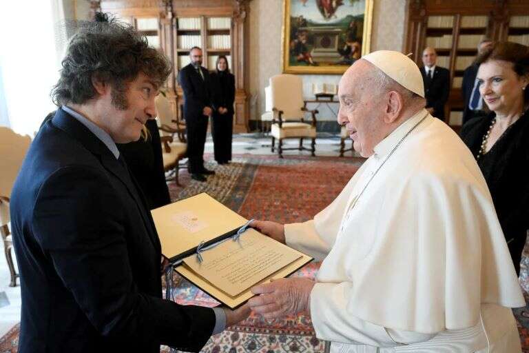 “Respetamos su opinión, pero no tenemos por qué compartirla”, la respuesta del Gobierno al Papa Francisco